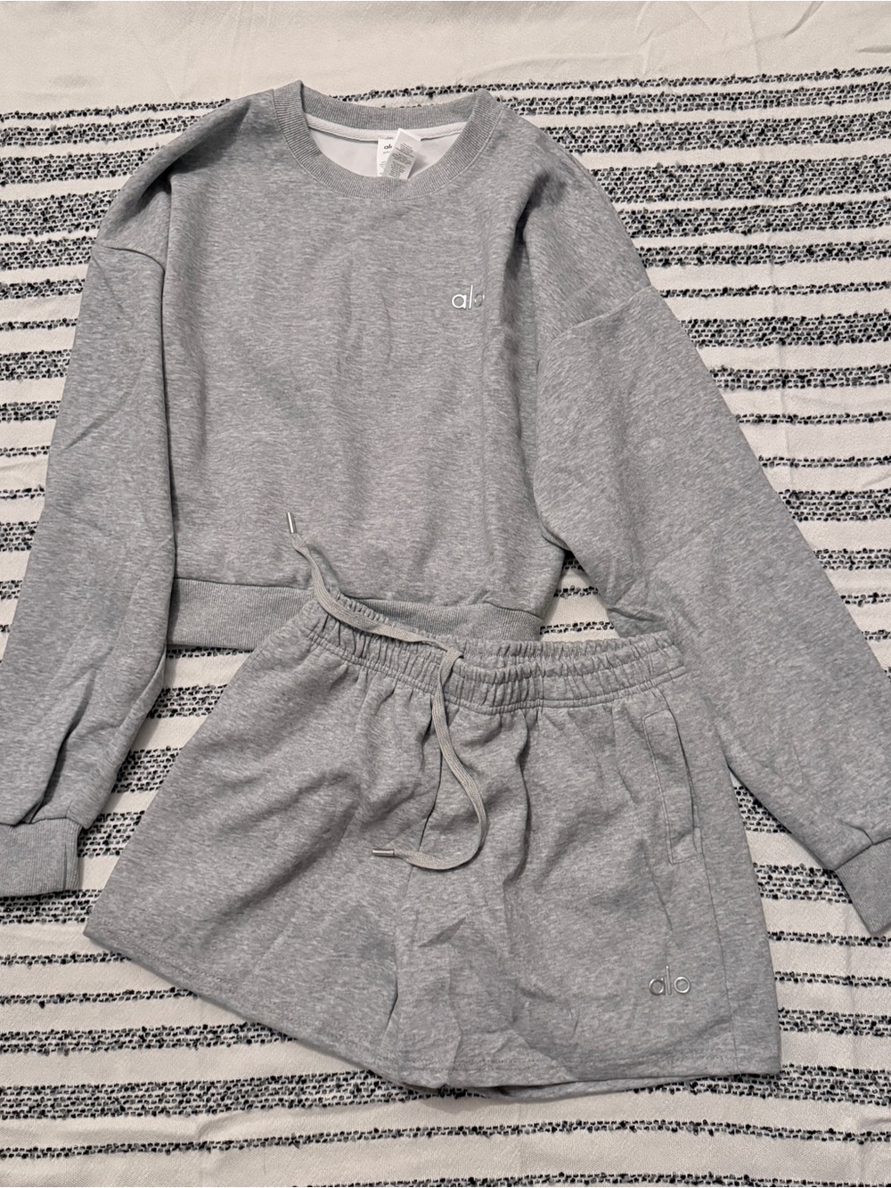 ALO Yoga Women’s Light Heather Gray Lounge Shorts Set